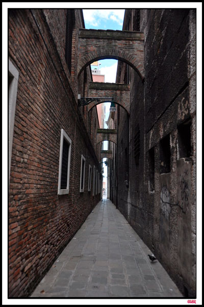 LA CALLE MÁS ESTRECHA DE VENECIA