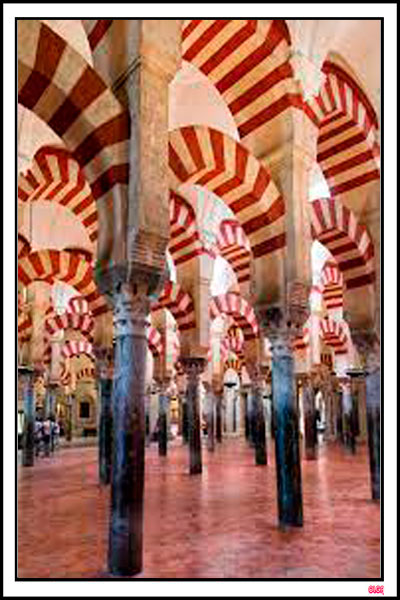 EL BOSQUE DE COLUMNAS Y ARCOS EN LA MEZQUITA DE CORDOBA