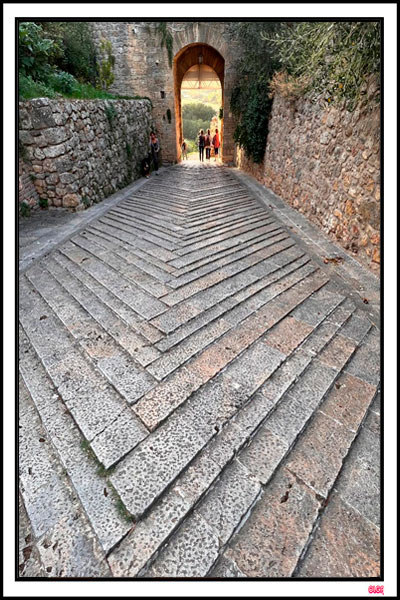 MONTERIGGIONI TIENE LA FORMA DE CORONA POR SUS MURALLAS Y TORRES